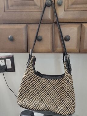 Stone Mountain Accessories Black & Tan Woven Diamond Shoulder Bag
